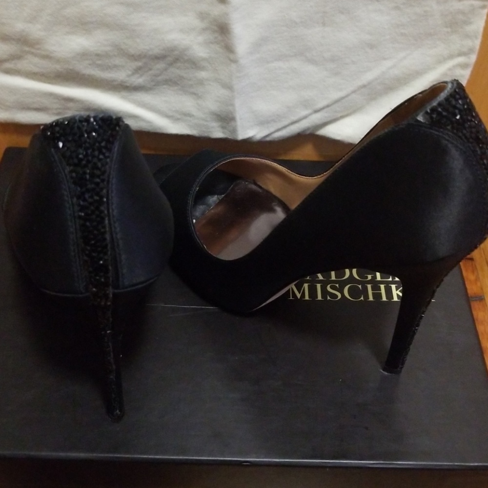 🌷👠Badgley Mischka Black satin 4" heels👠🌷 - Picture 5 of 8